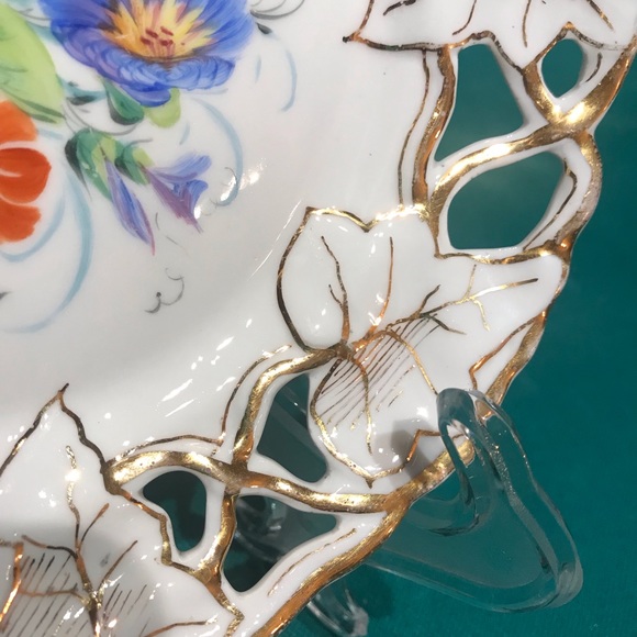 Exquisite China Plate with Flowers, Gold Trim & scalloped-cut out edges - Picture 4 of 7
